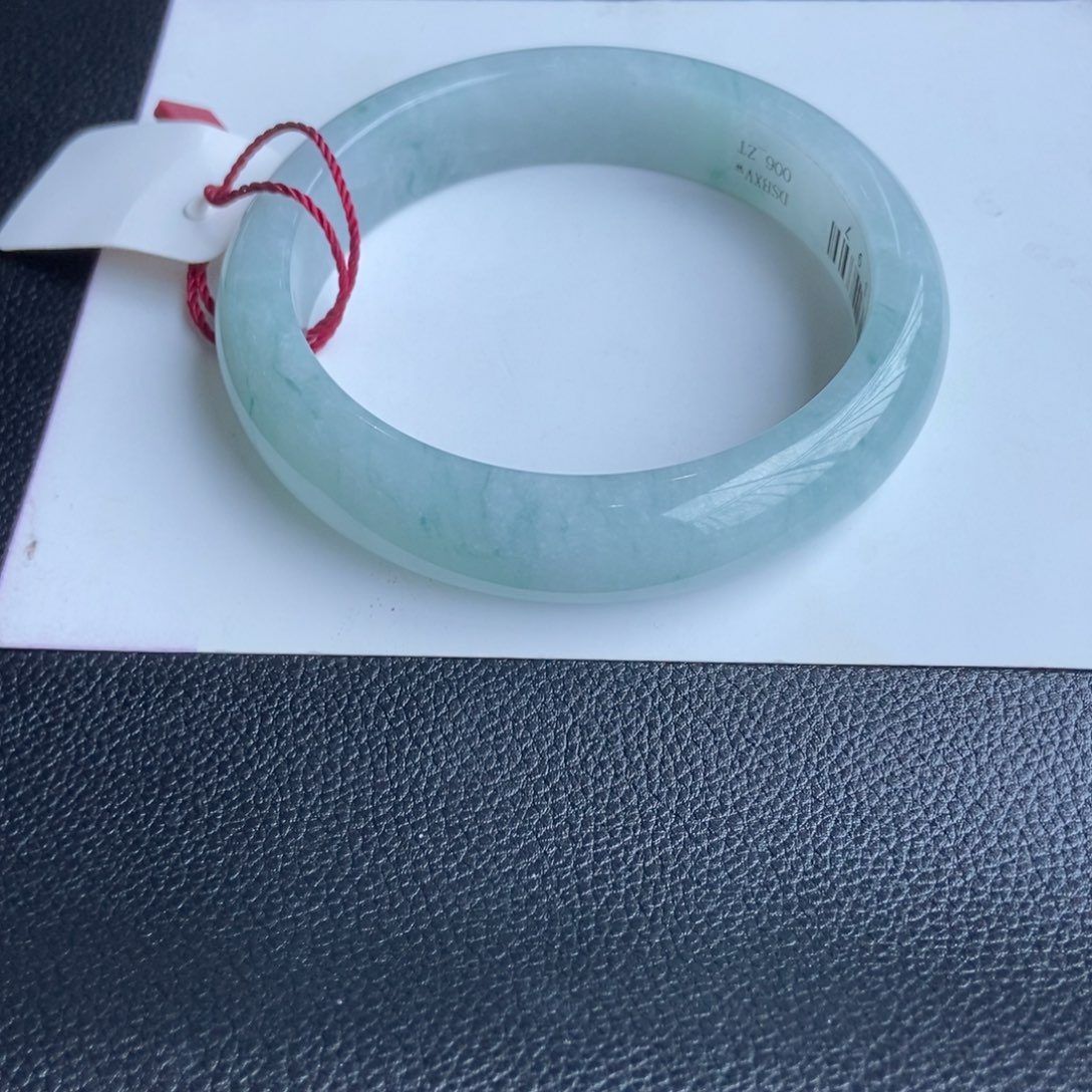 翡翠手镯未镶嵌蓝色