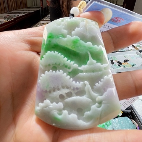 翡翠未镶嵌项圈一个