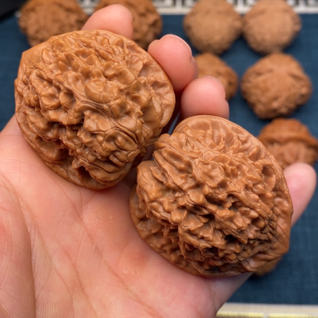 文玩核桃把件42红皮老树麒麟纹官帽