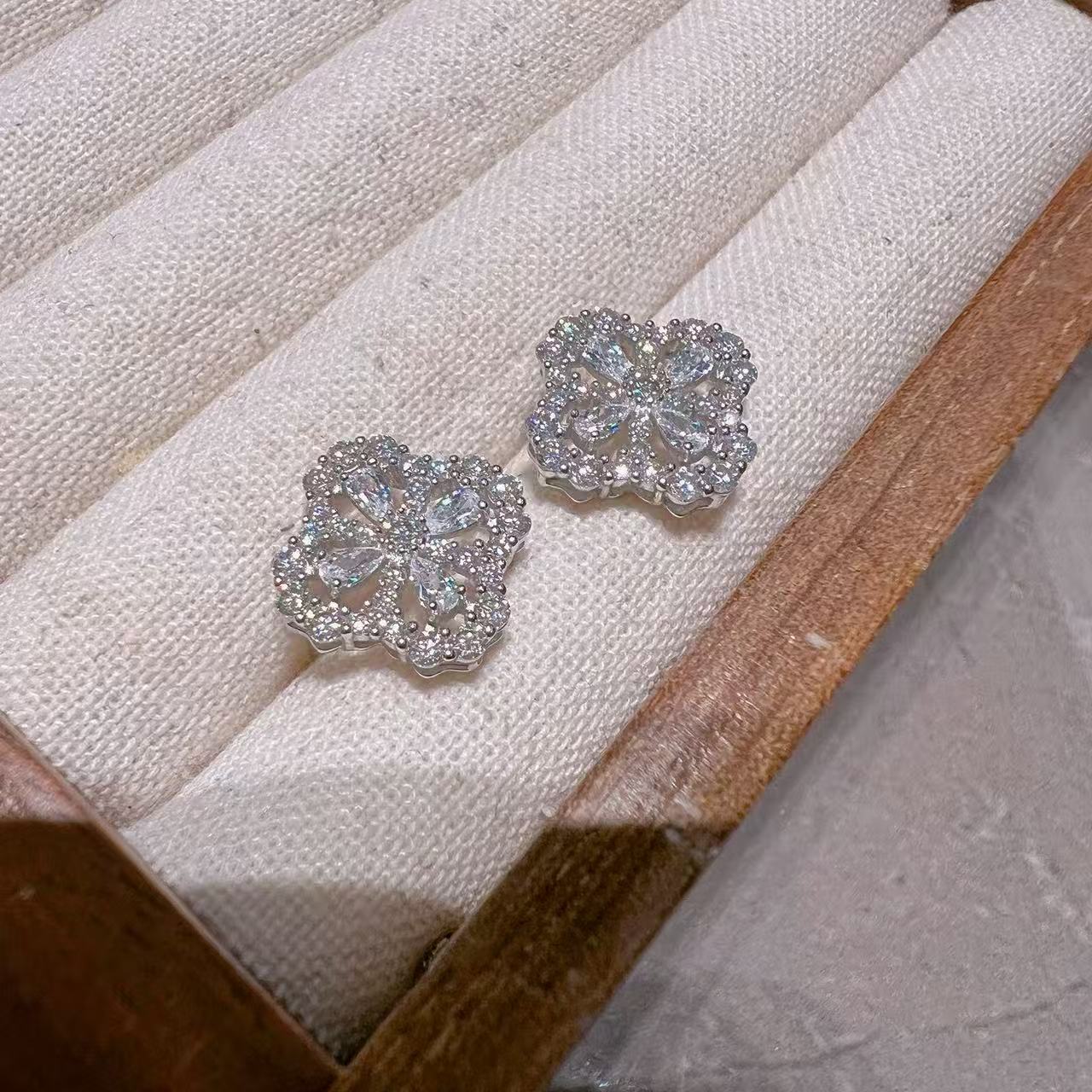 925银耳饰 旺莱 735 卡14M莫桑四叶花满钻银耳S97652308 凤选