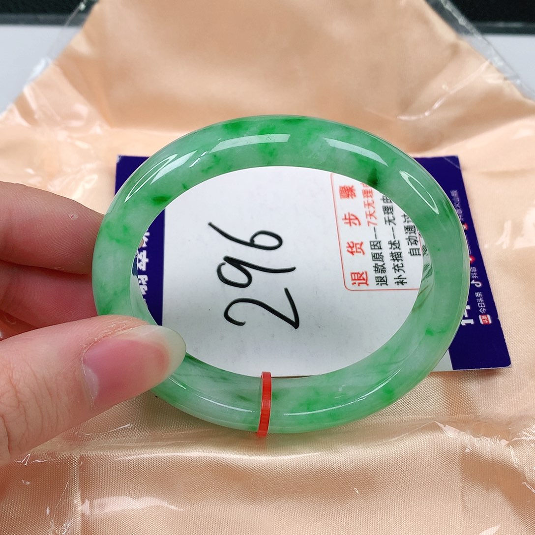 翡翠手镯未镶嵌翡翠