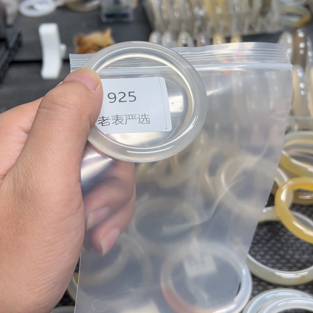 玛瑙/玉髓手镯未镶嵌小****孩51有个小点