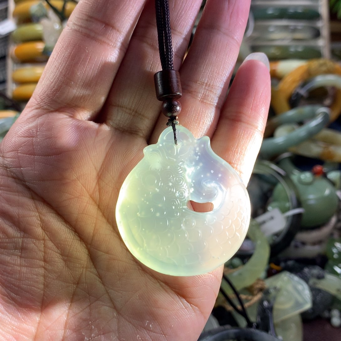 蛇纹石玉颈饰未镶嵌