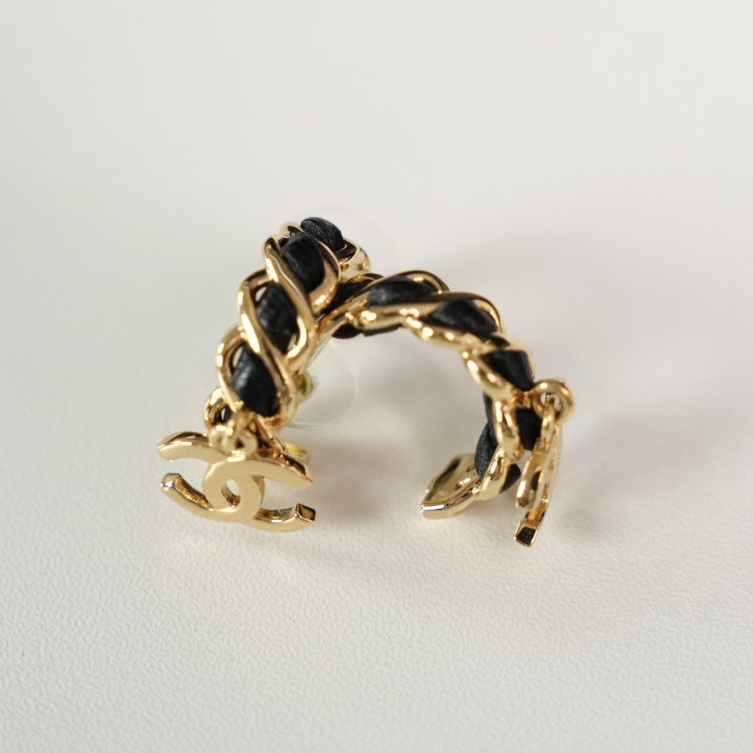 Chanel 黑金穿皮半圈耳钉