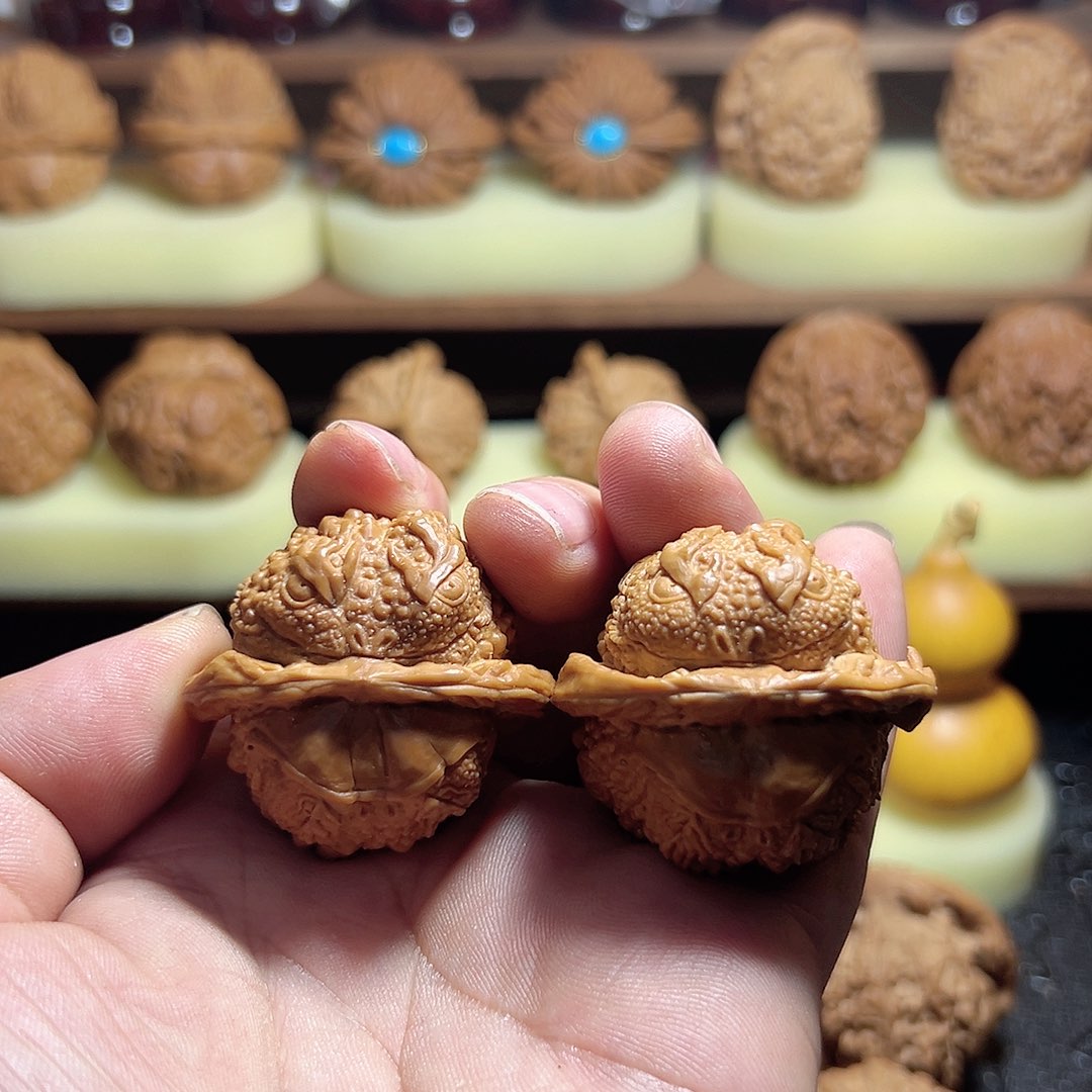 【闪购商品】文玩核桃吊坠纯手工雕刻金蟾