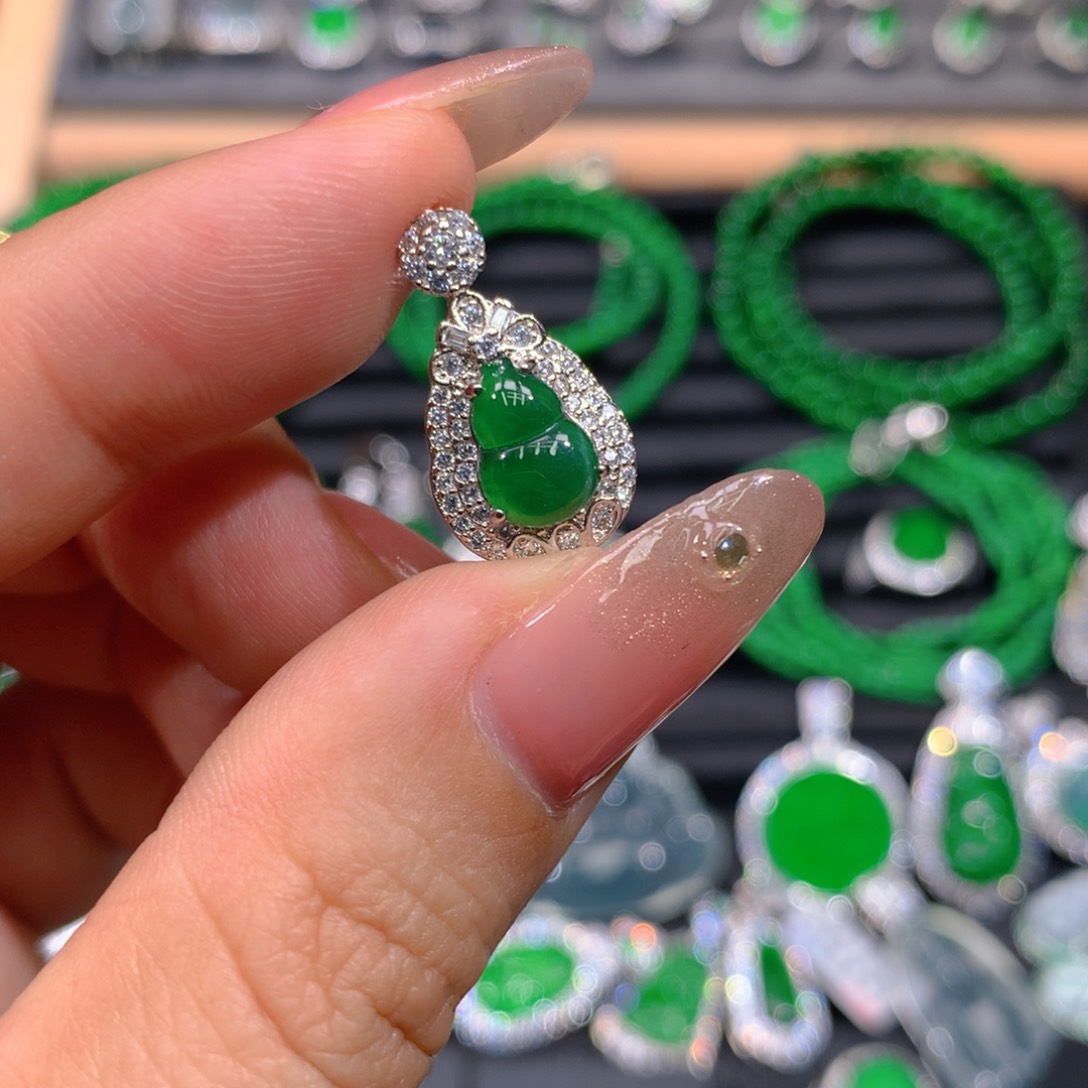 翡翠耳饰未镶嵌天然