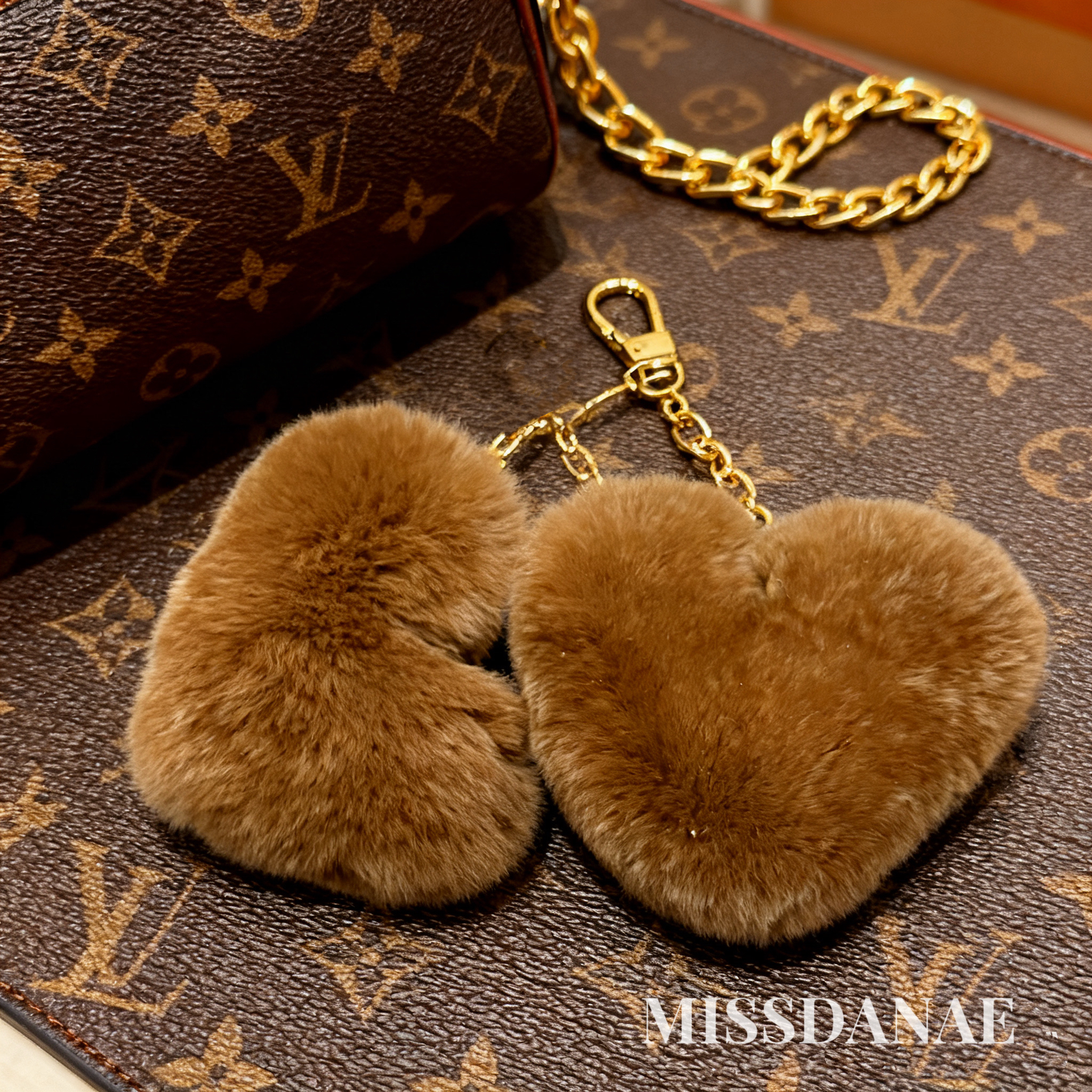 【字母獭兔毛球链】MISSDANAE手机链适用于苹果安卓创意