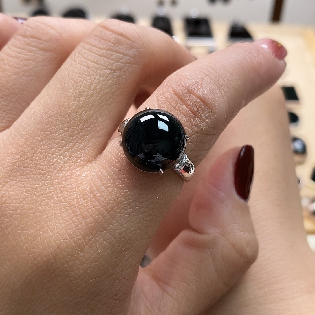 翡翠戒指18K金镶嵌墨翠