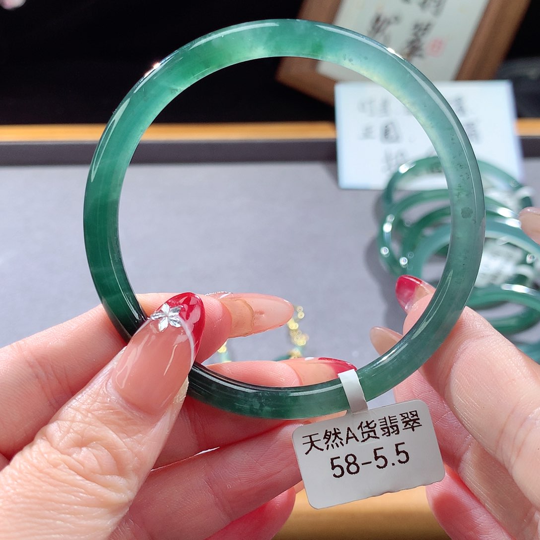 翡翠手镯（圆镯）未镶嵌
