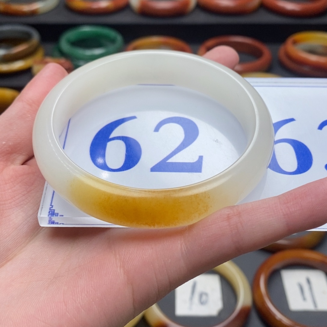 石英质玉（黄龙玉）手镯微瑕未镶嵌?****?