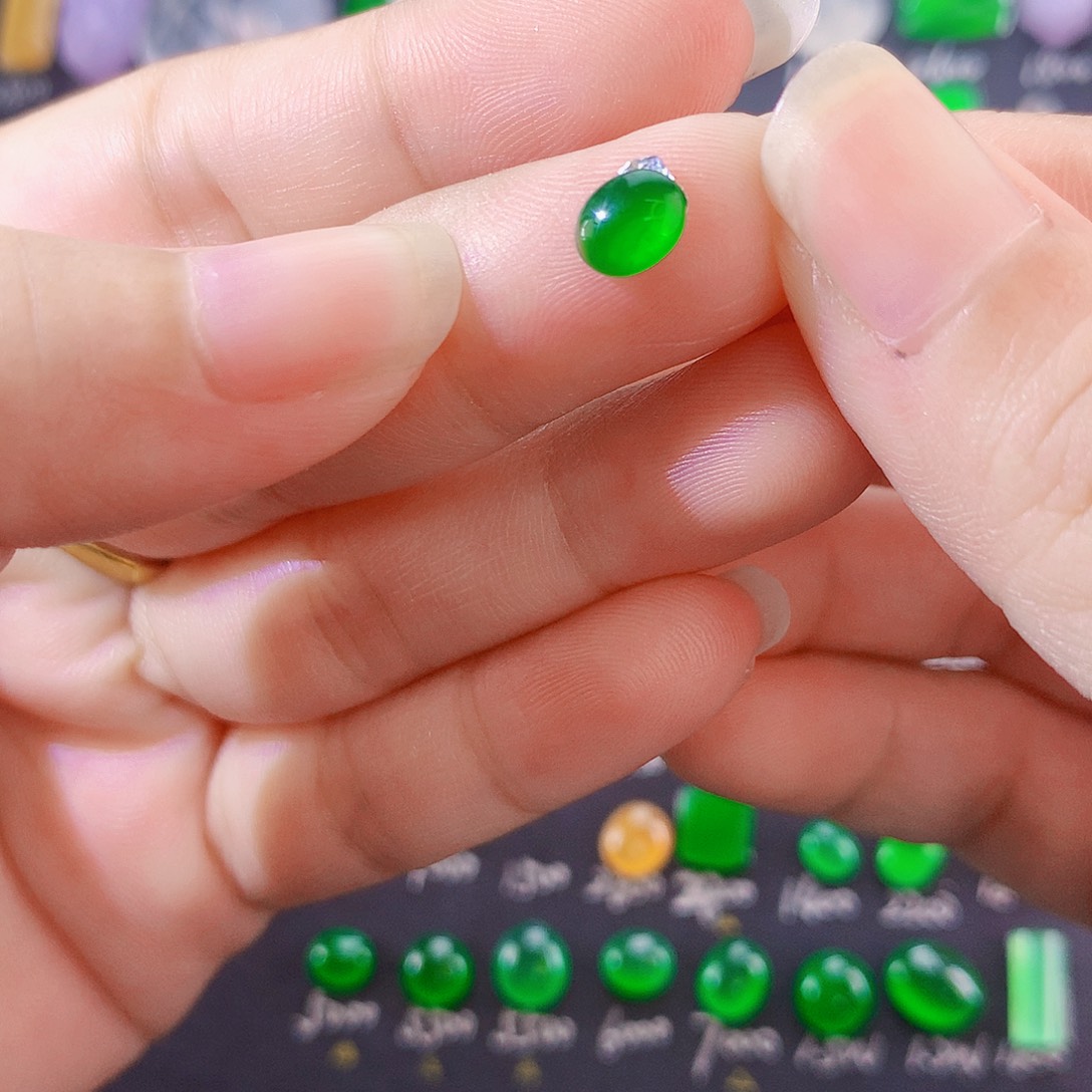 翡翠未镶嵌颈饰小绿蛋