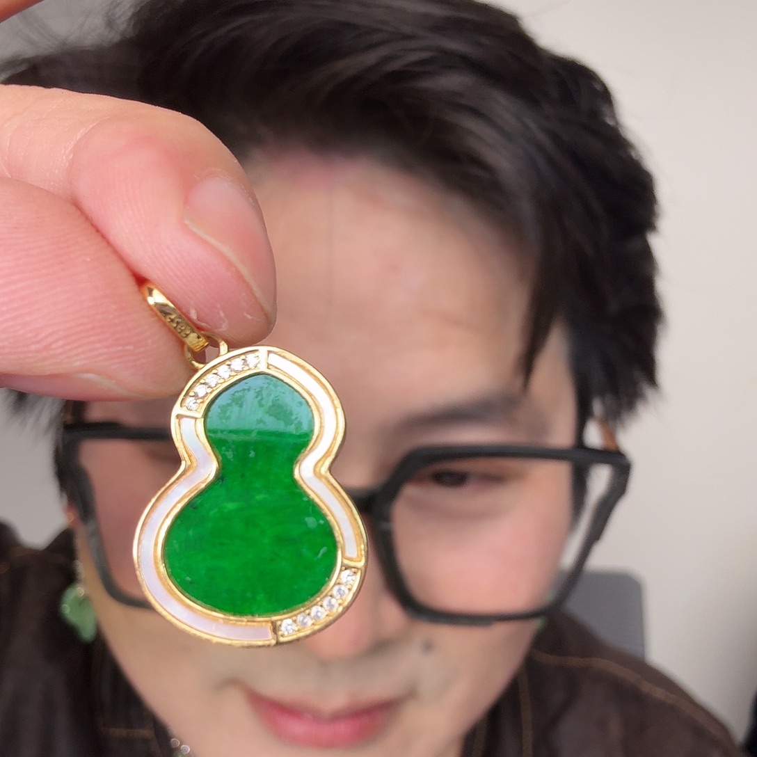 翡翠未镶嵌颈饰一件