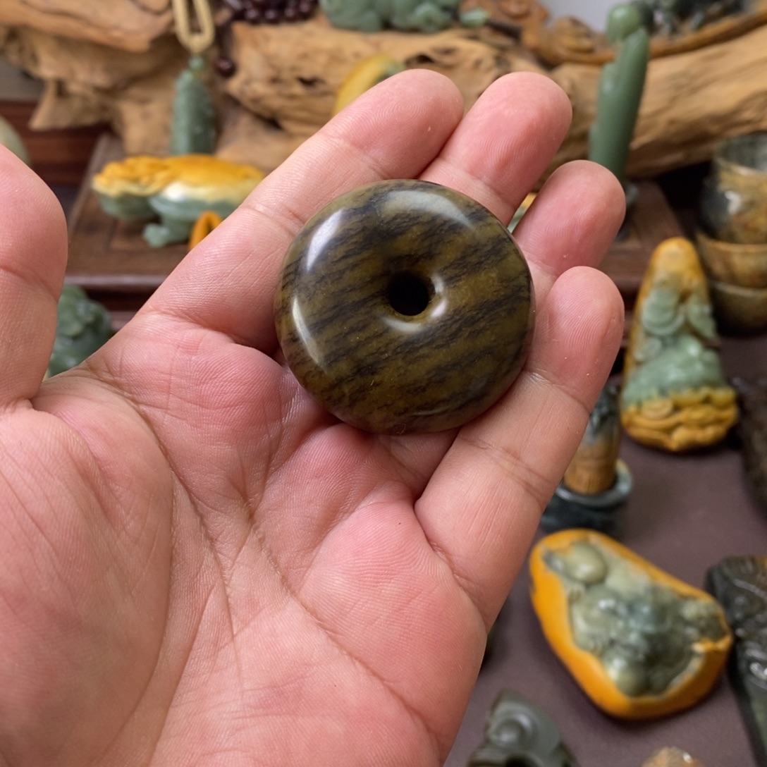 未镶嵌岫岩老玉（透闪石质玉）挂件