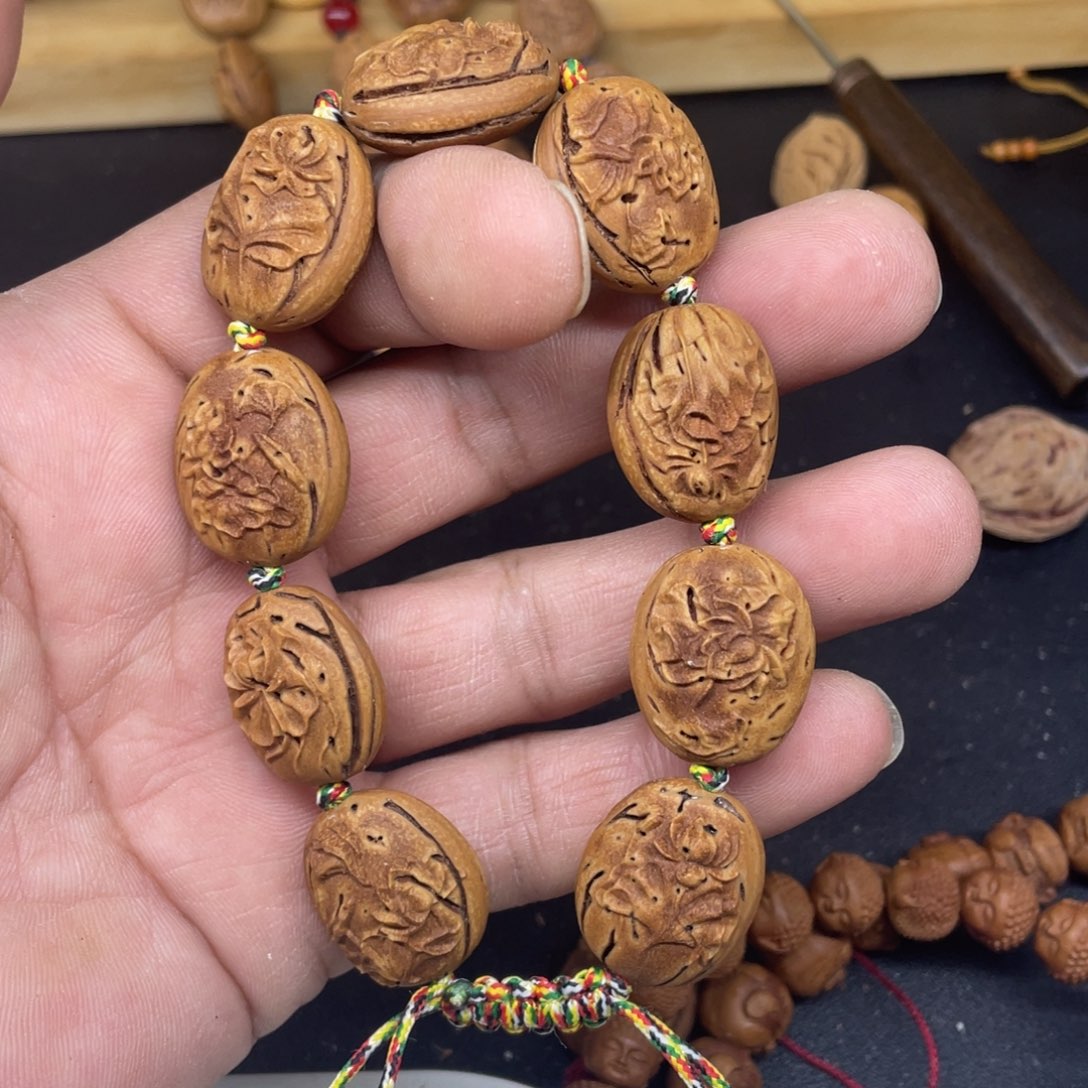 桃核雕刻莲花手串