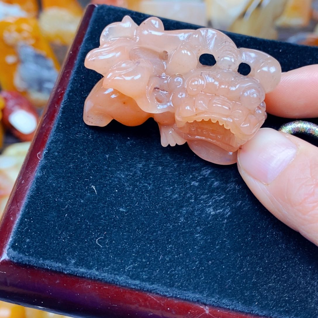 石英质玉（黄龙玉）颈饰未镶嵌