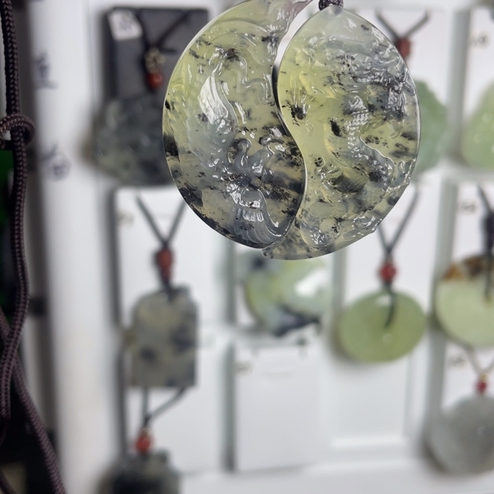 蛇纹石玉颈饰合金不****定