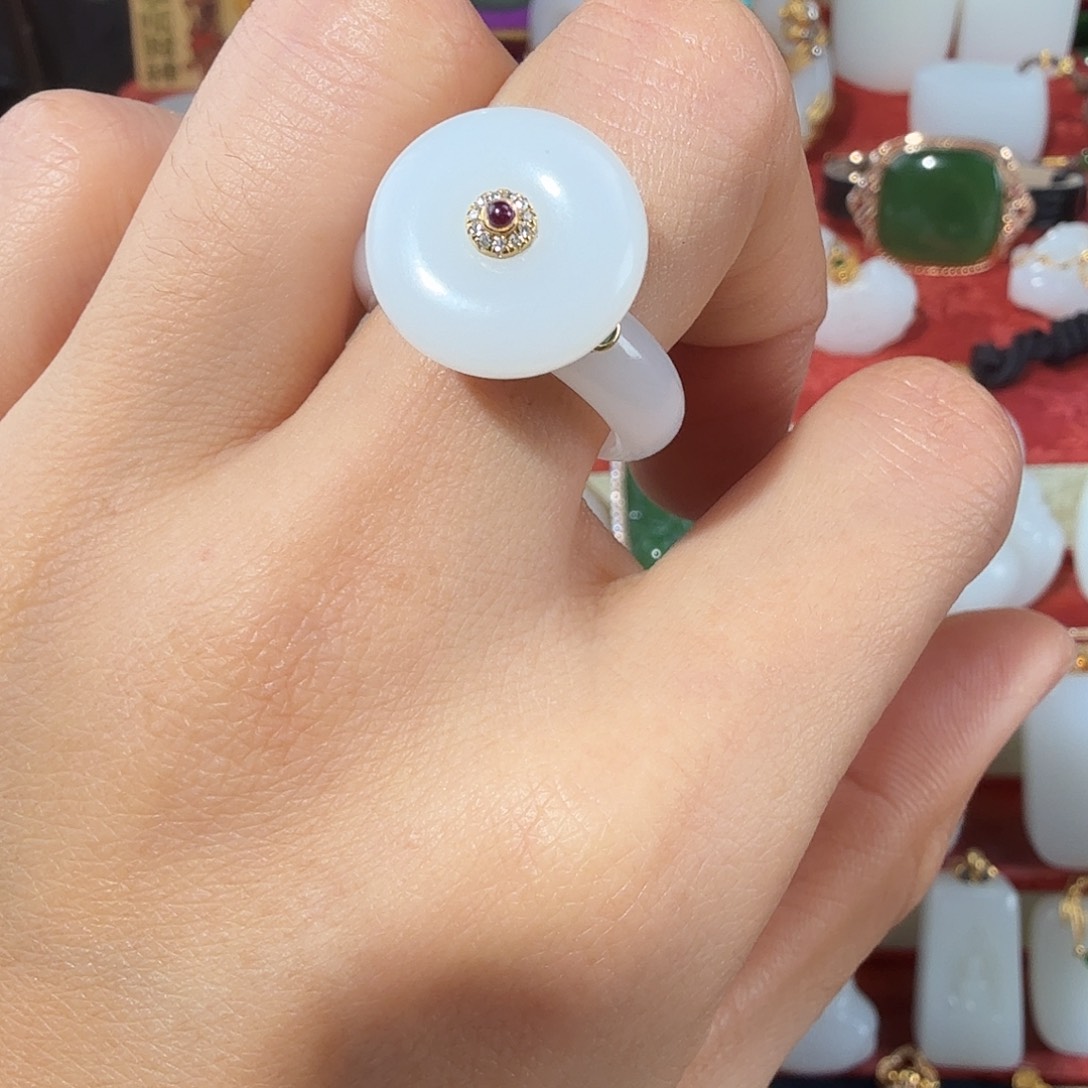 和田玉18K金镶嵌颈饰