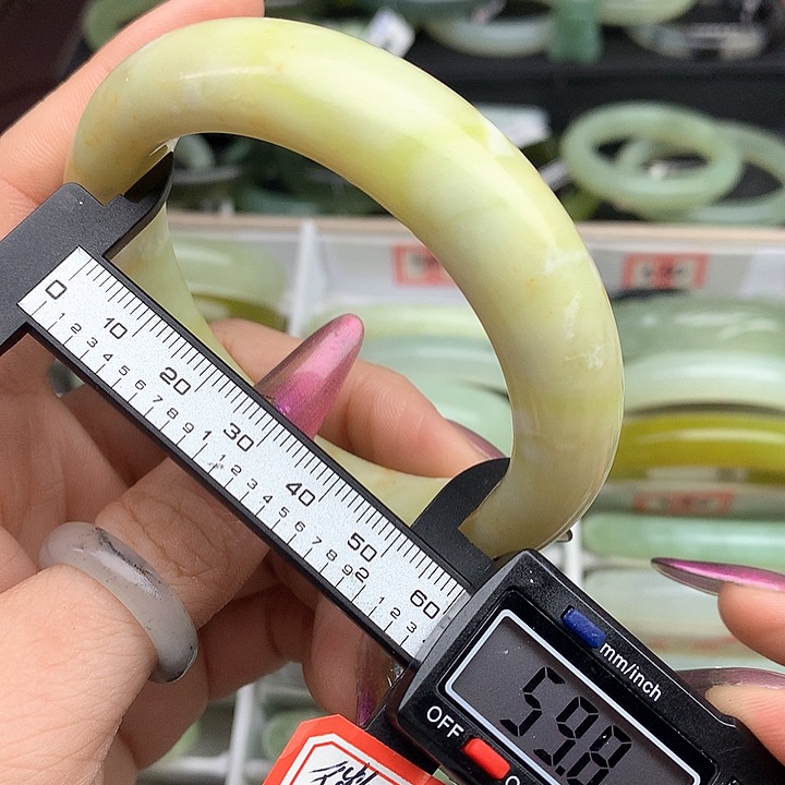 蛇纹石玉手镯未镶嵌540