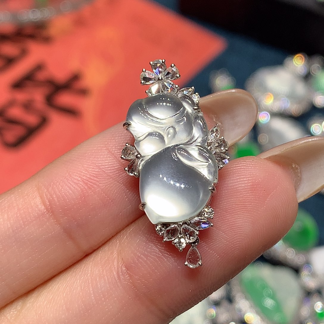 颈饰18K金镶嵌翡翠小仙女