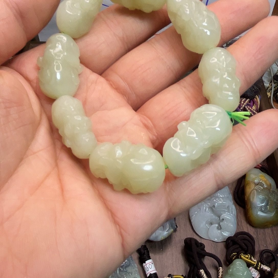 晗***沁和田玉（糖玉）未镶嵌颈饰