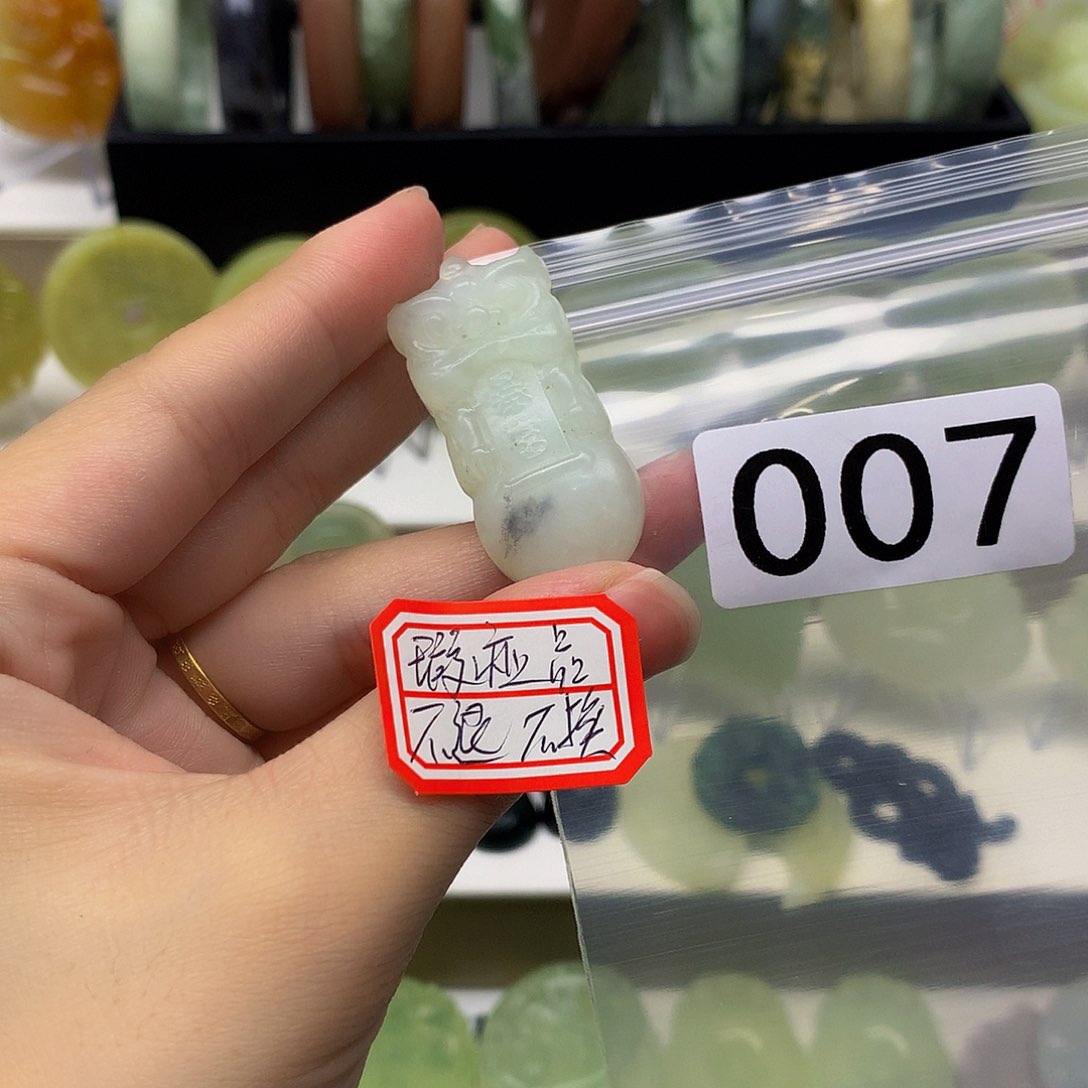 蛇纹石玉颈饰未镶嵌