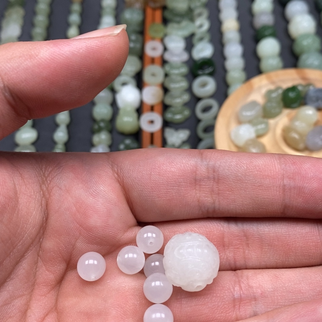 T***G和田玉未镶嵌颈饰