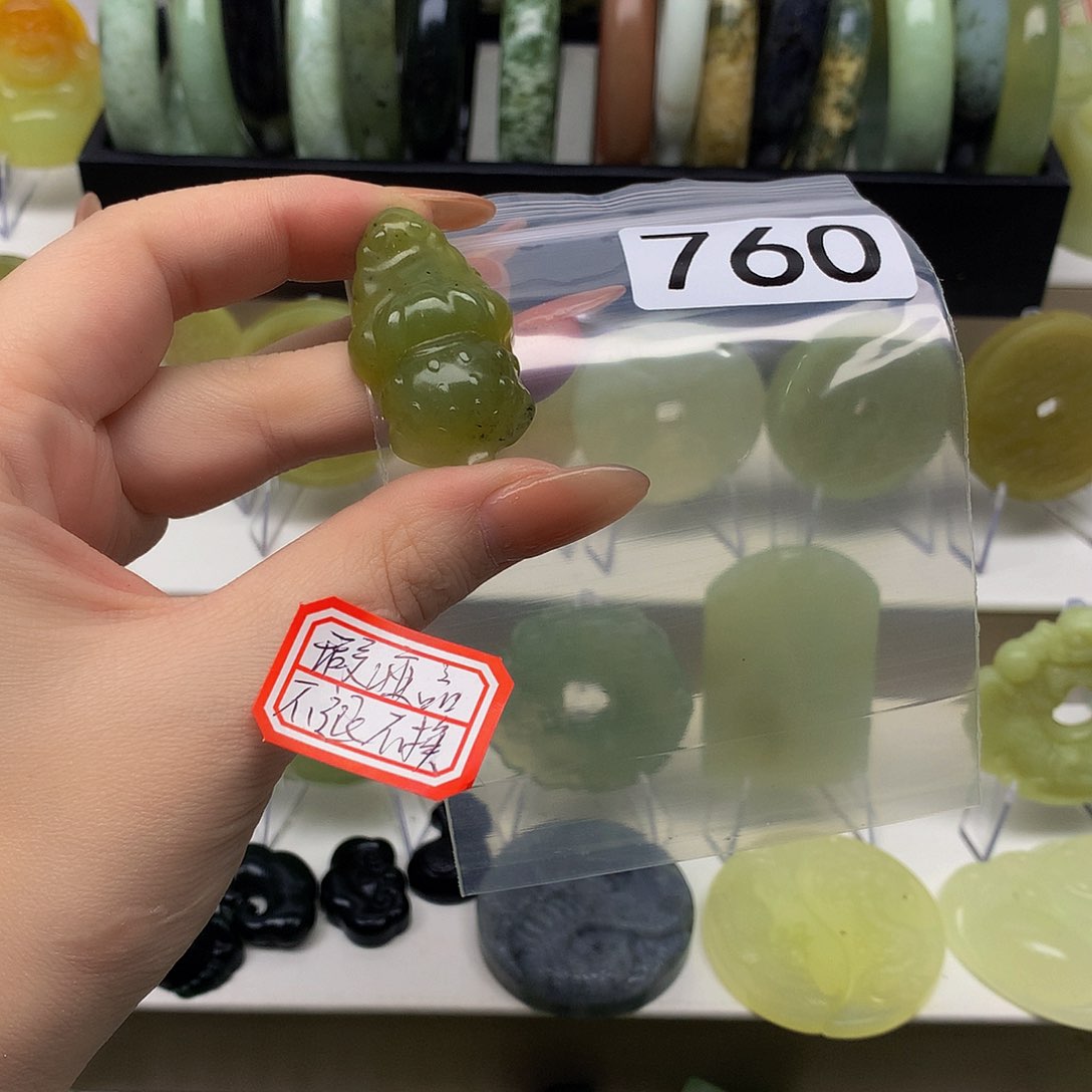 蛇纹石玉颈饰未镶嵌
