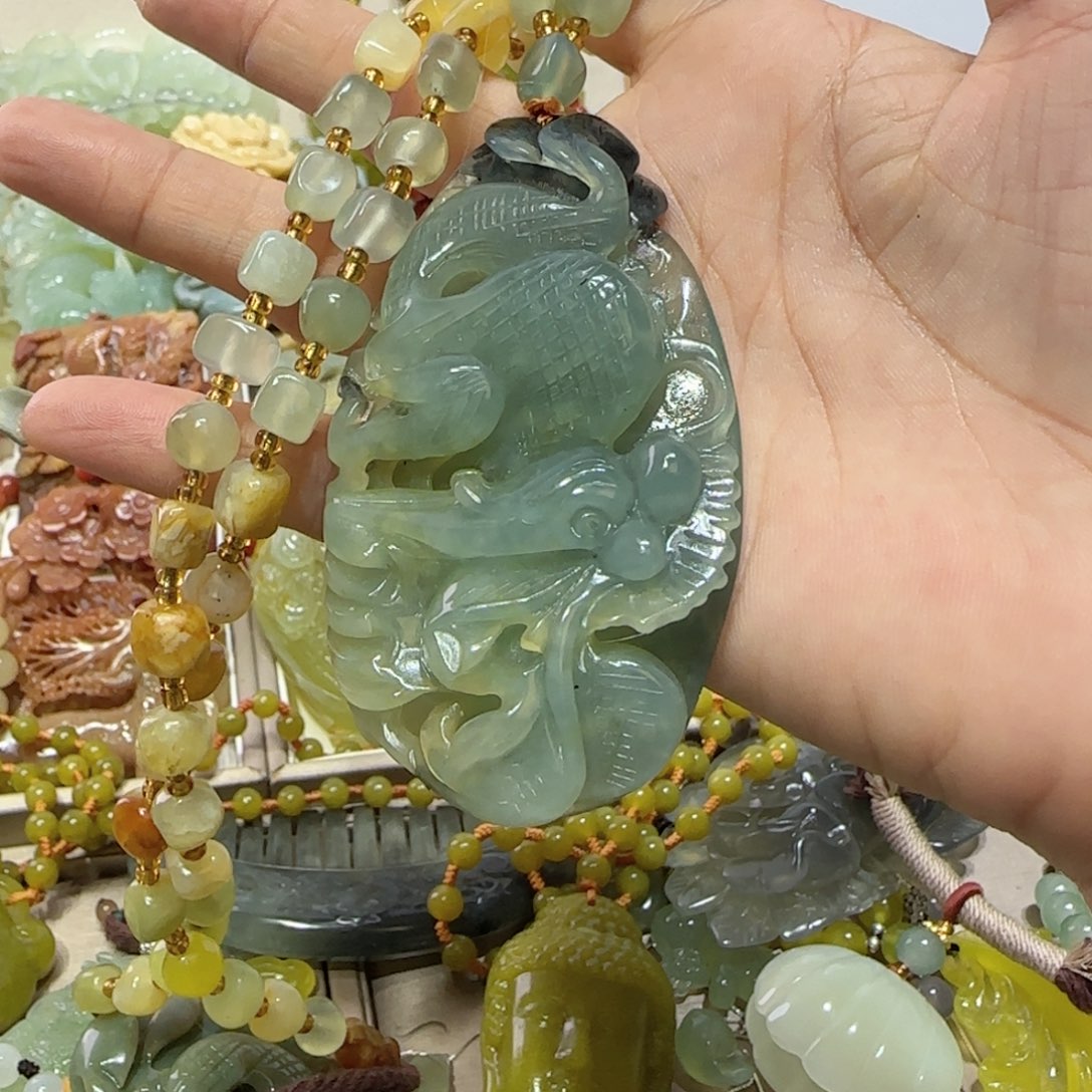 未镶嵌蛇纹石玉吊坠佛**相