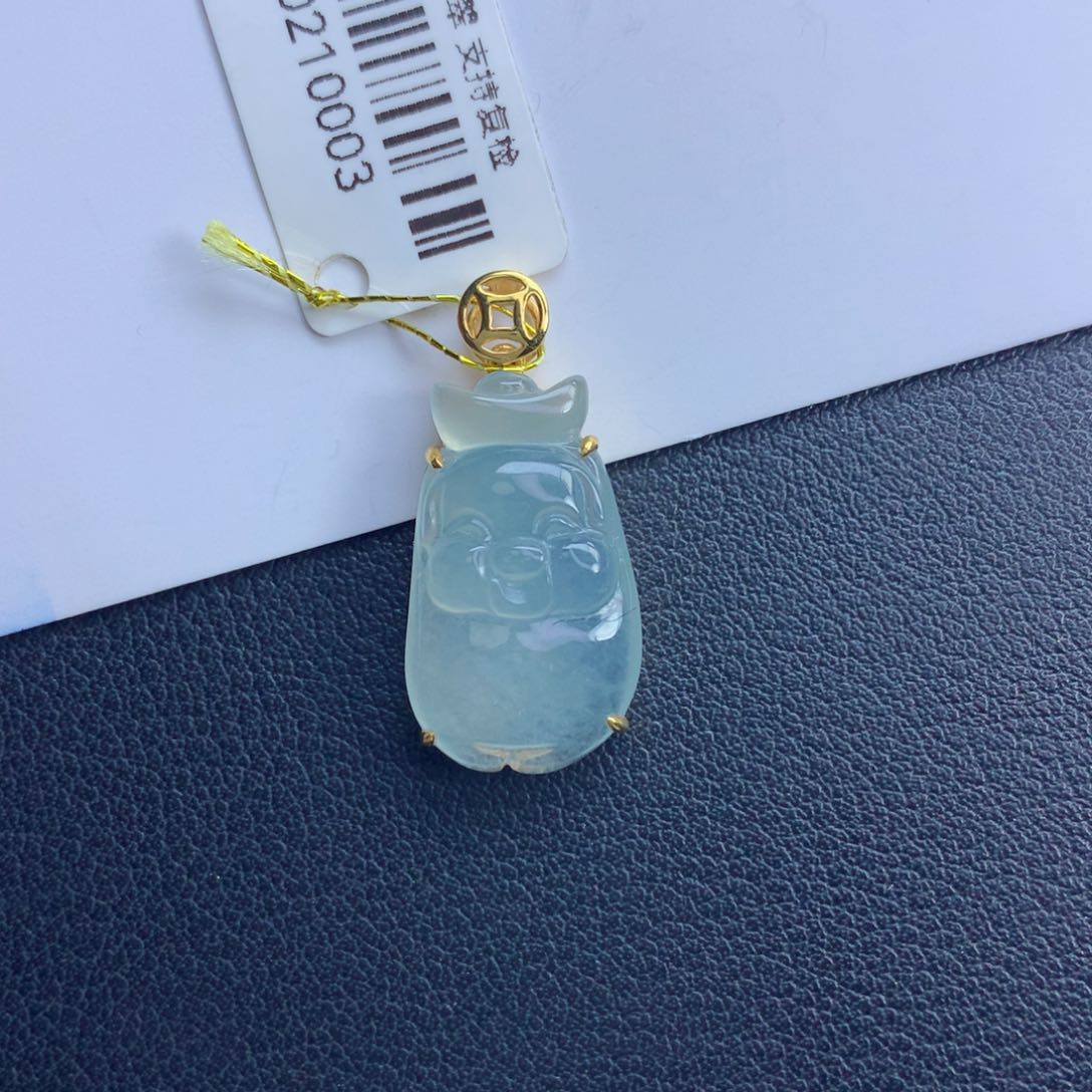 翡翠颈饰未镶嵌金猪送宝