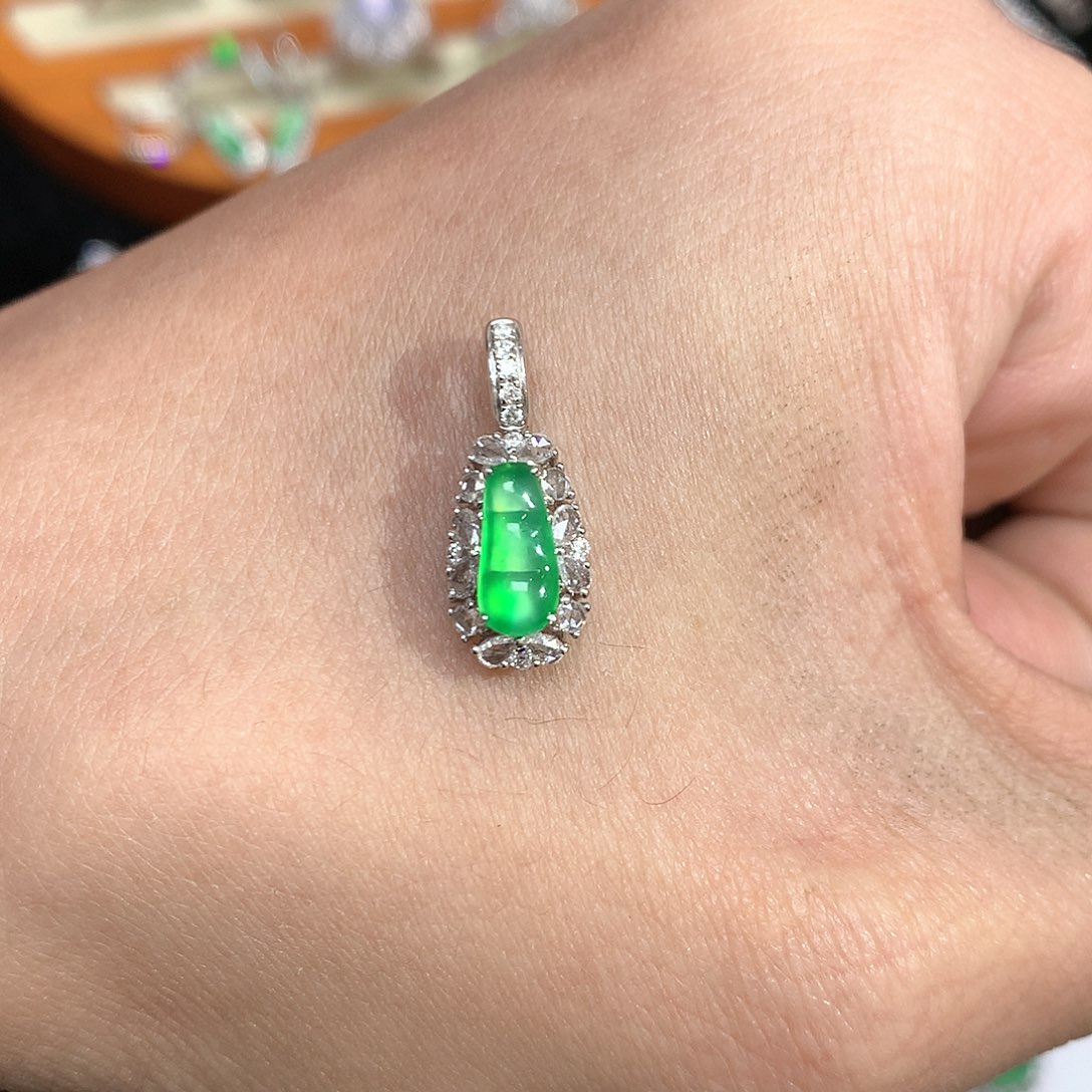 翡翠吊坠(不含链)18K金镶嵌绿豆子