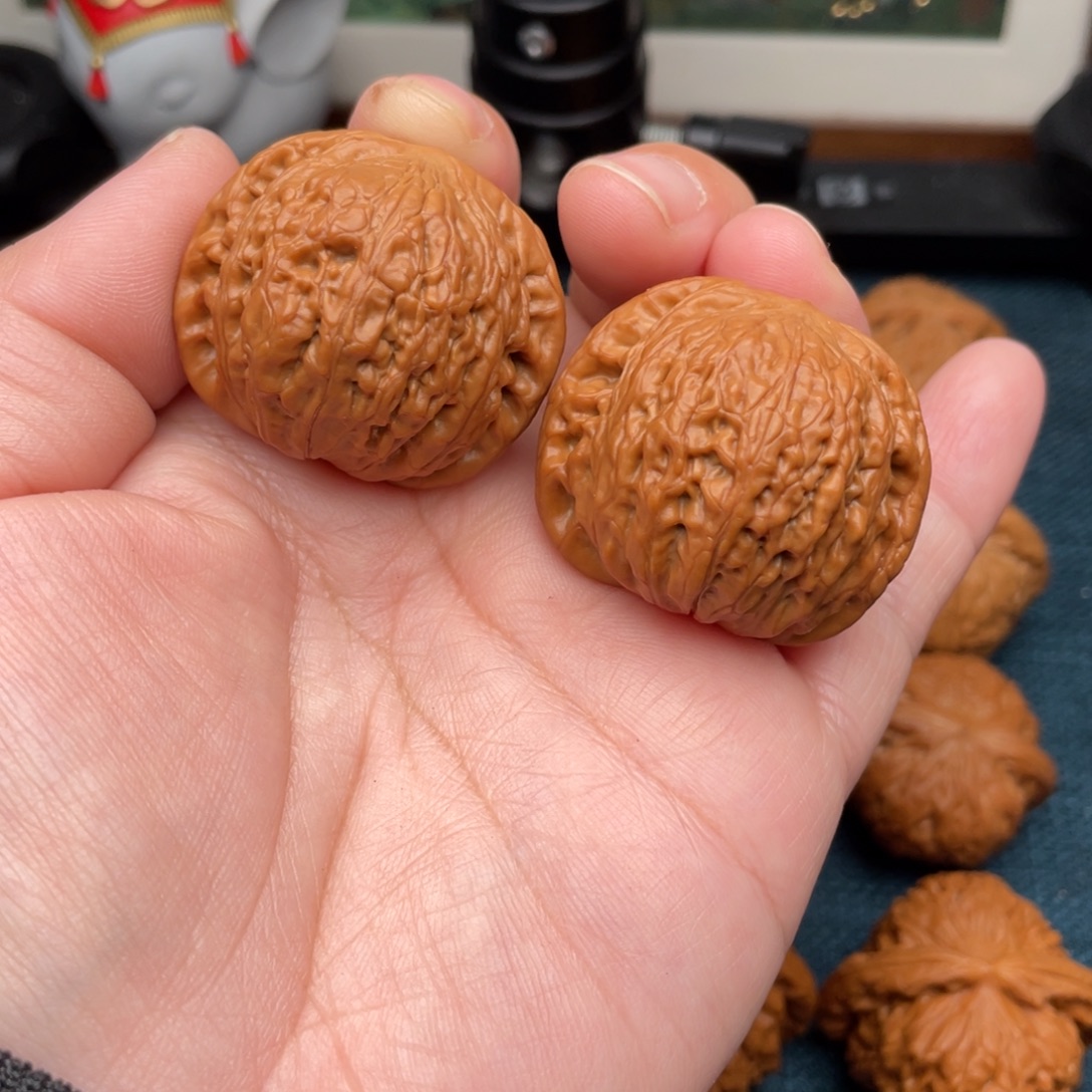 文玩核桃把件全品红皮老树铁锤38