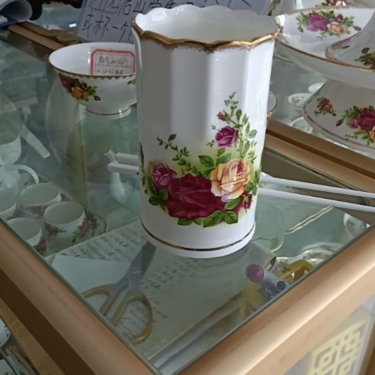 用***9红拍金圆柱筷子筒一个，红拍4.5高足一个