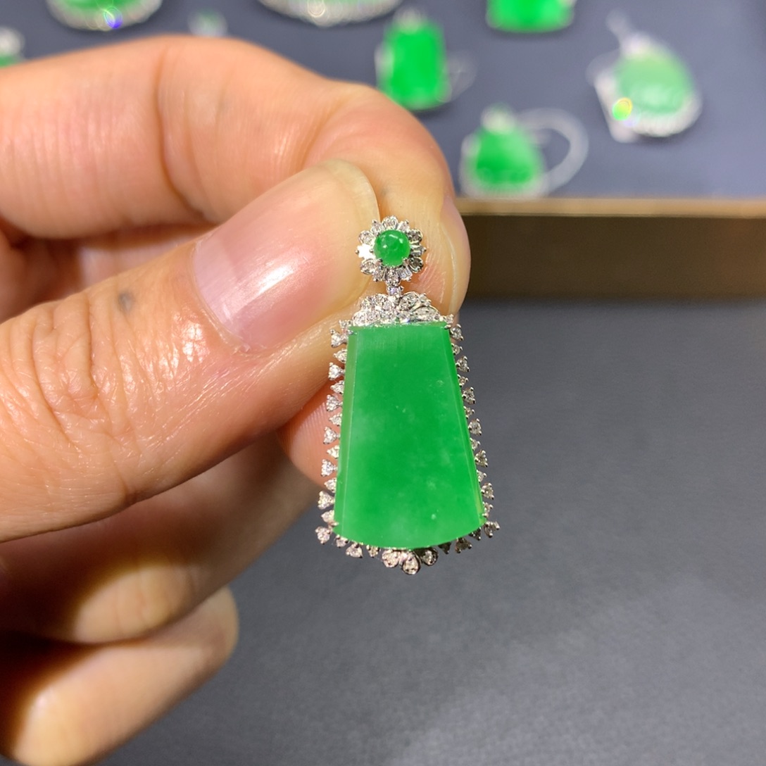 翡翠颈饰18K金镶嵌翡翠