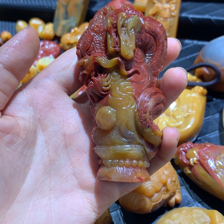 未镶嵌石英质玉（黄龙玉）颈饰