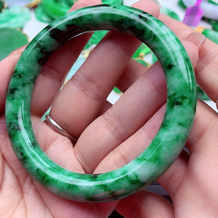 翡翠手镯未镶嵌翡翠