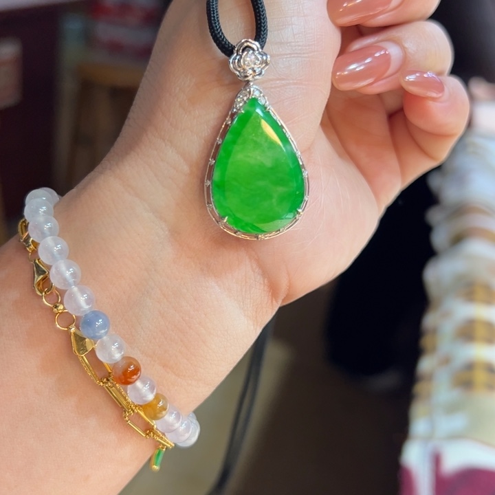 翡翠18K金镶嵌颈饰冰阳绿水冰