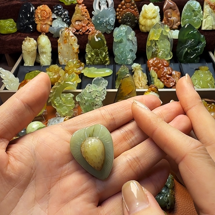 蛇纹石玉未镶嵌颈饰