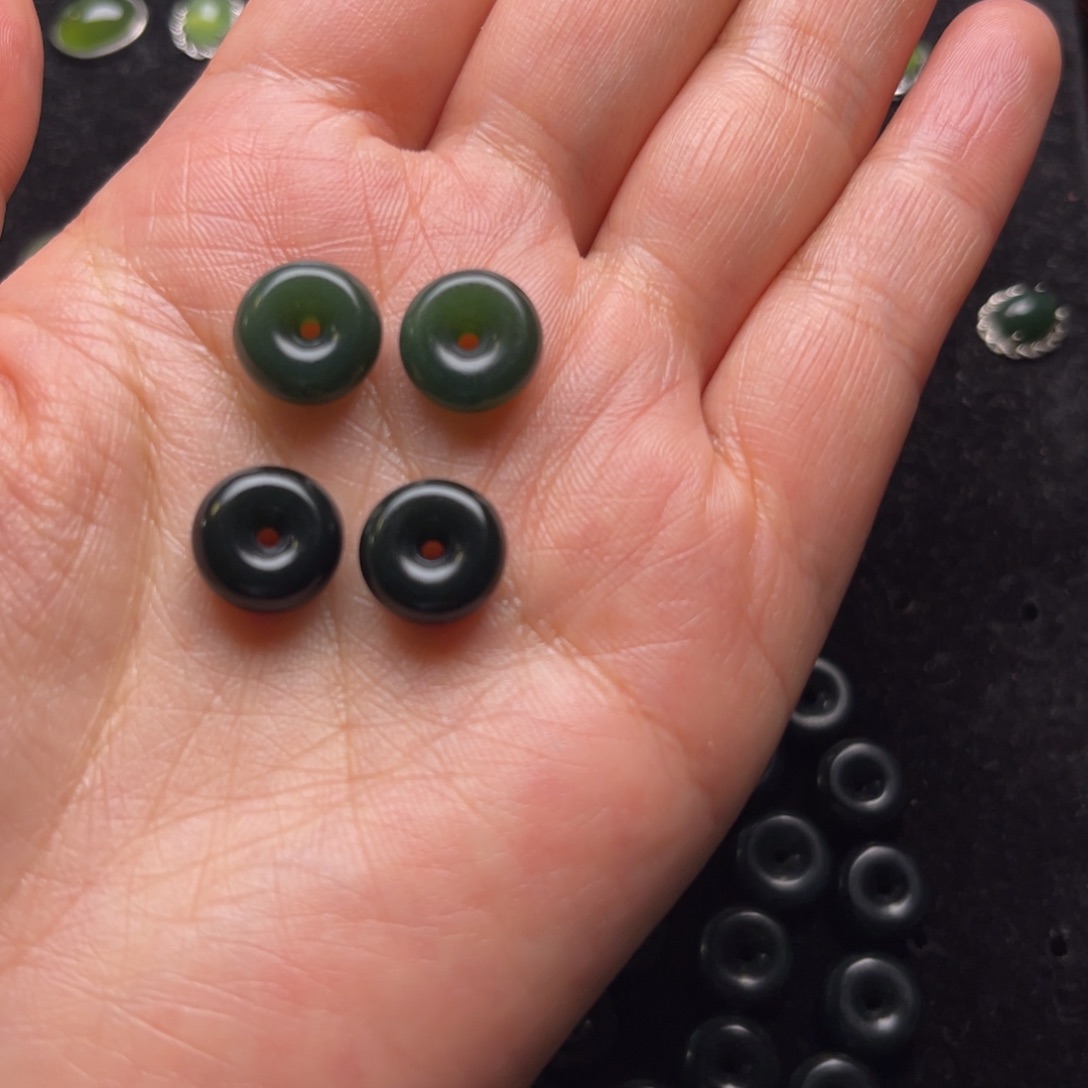 苗***苗蛇纹石玉未镶嵌颈饰