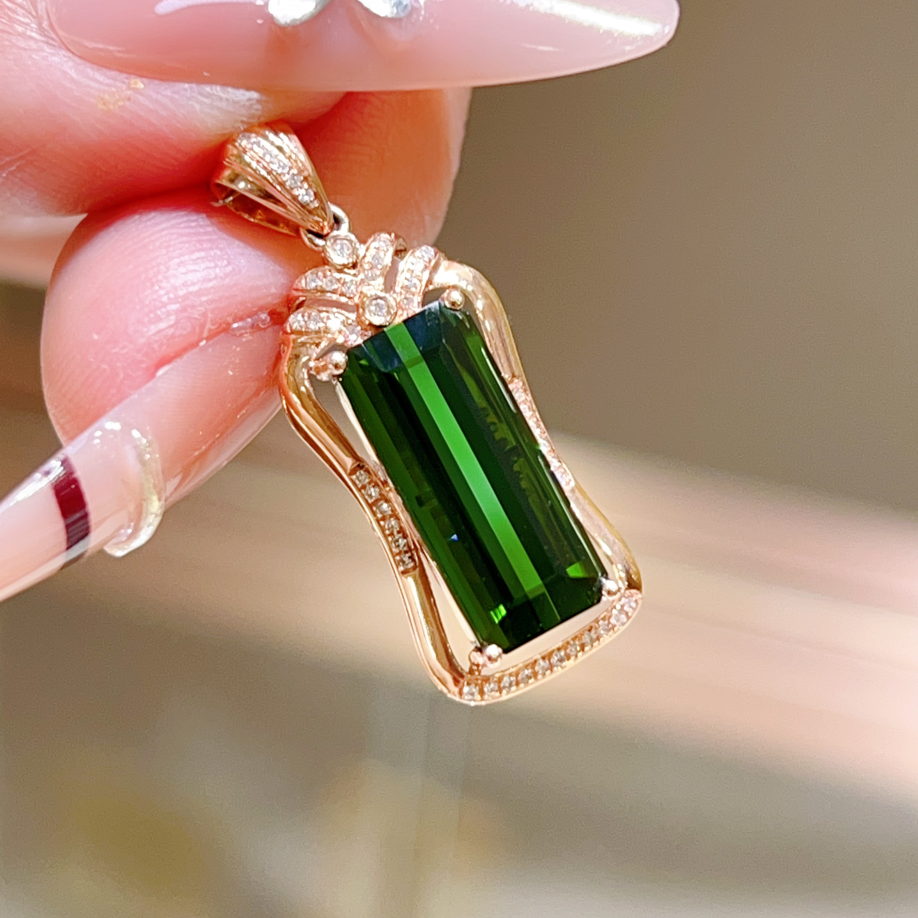 4.84ct 18k金镶嵌碧玺吊坠 3750