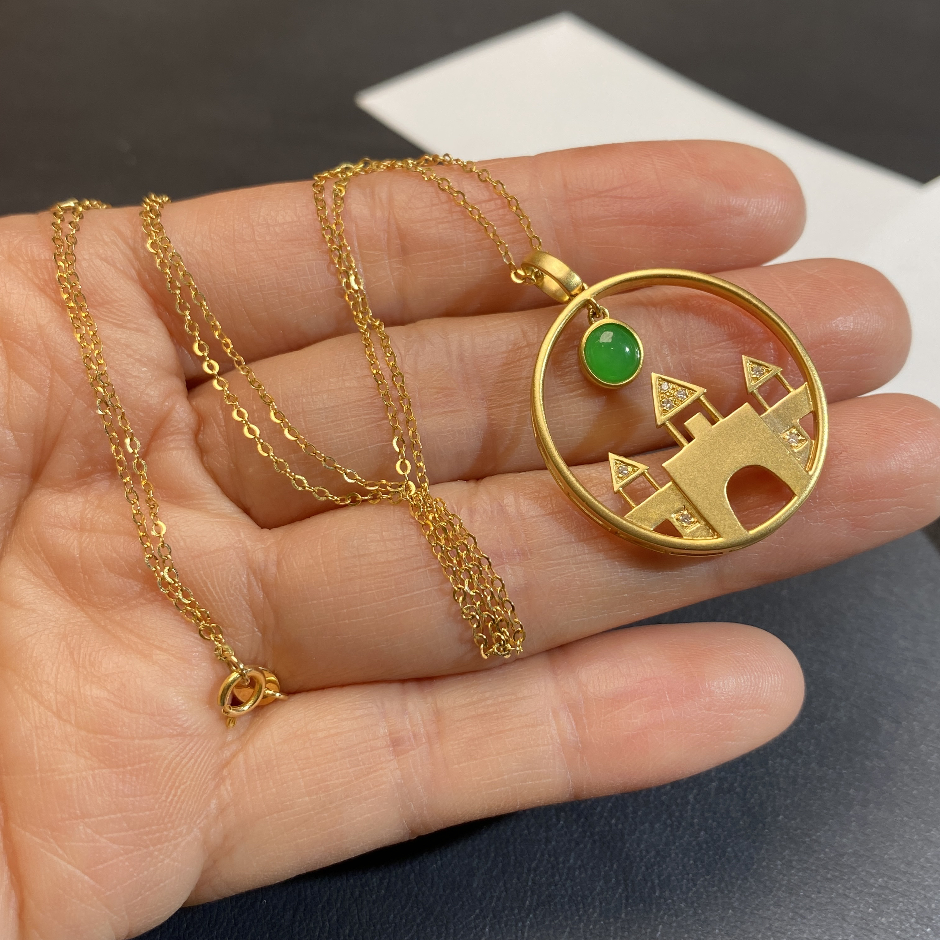 18k镶钻冰种阳绿设计款翡翠套链 种老色好 冰透水润 上身大气