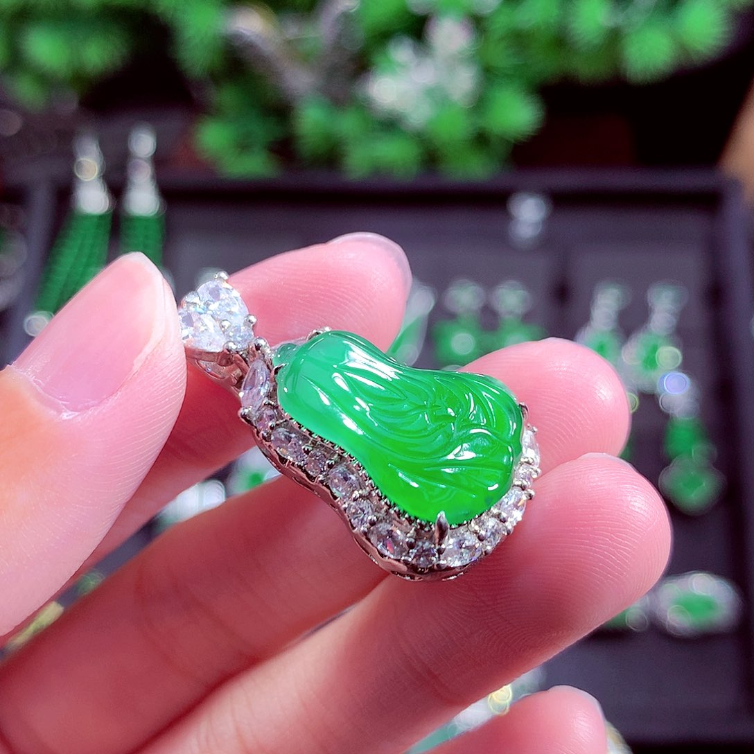 颈饰未镶嵌翡翠天然