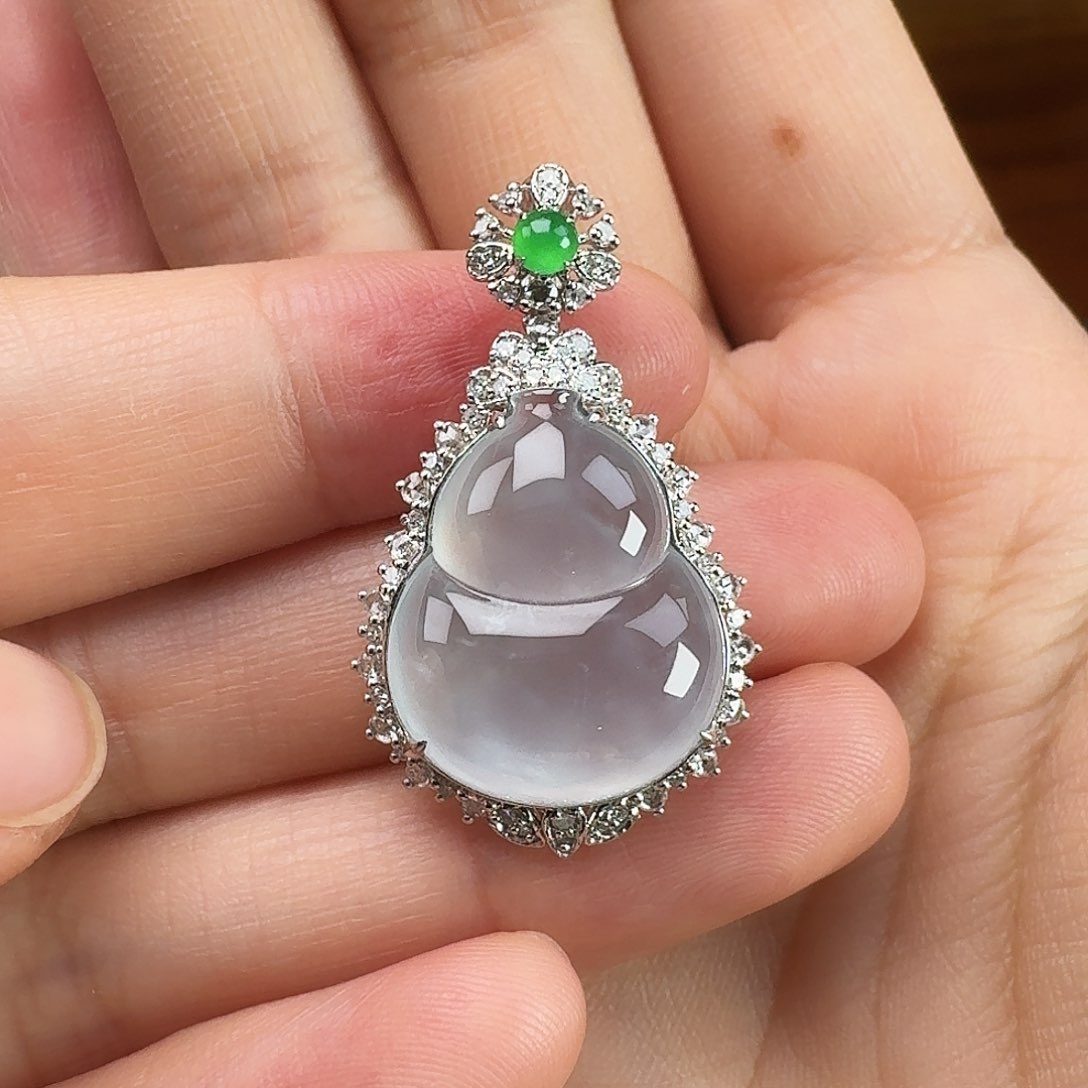 翡翠18K金镶嵌颈饰葫芦