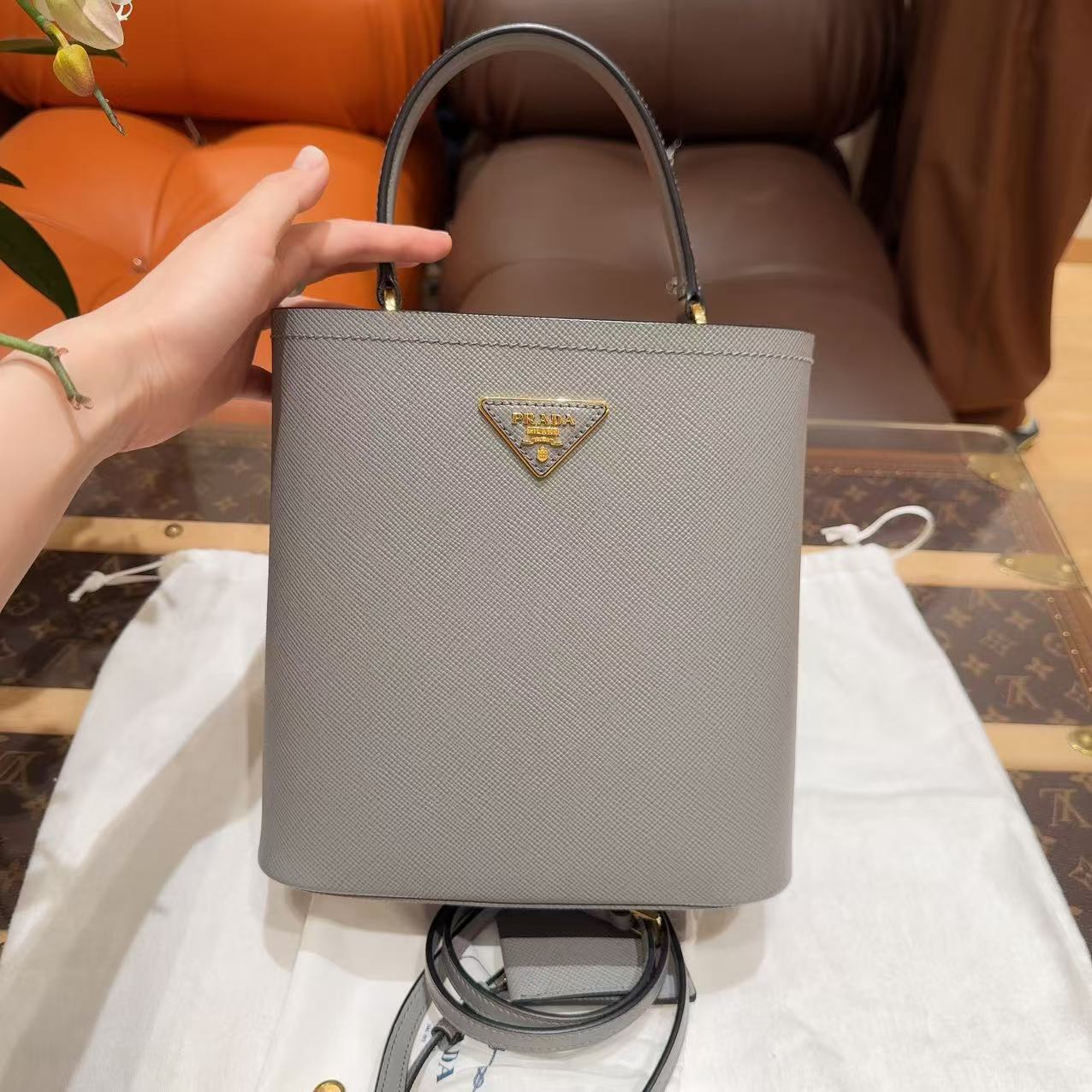 99新 Prada/普拉达 Panier石板灰纯皮中号水桶包手提单肩斜挎包