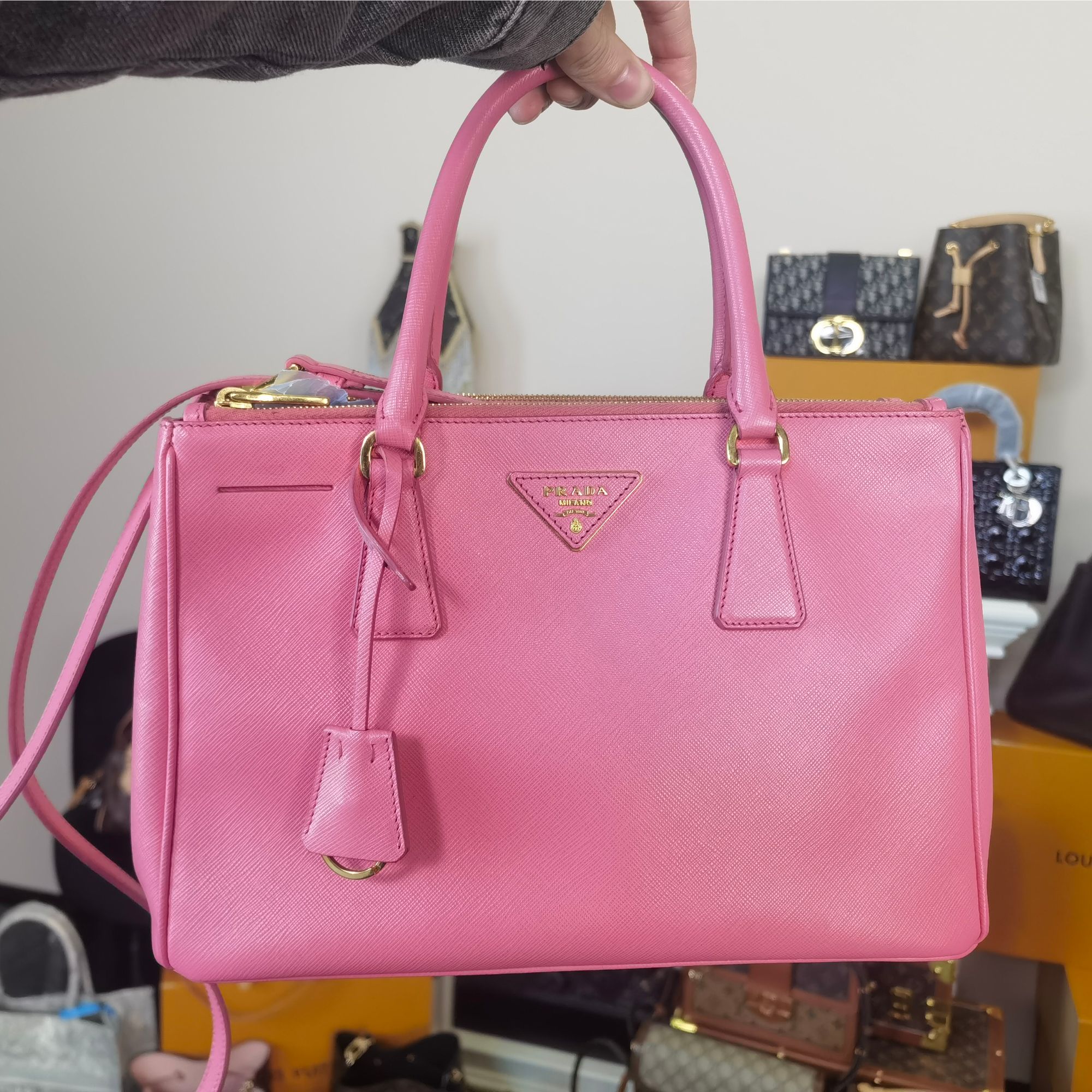 95新 Prada/普拉达 粉色杀手手提斜挎包