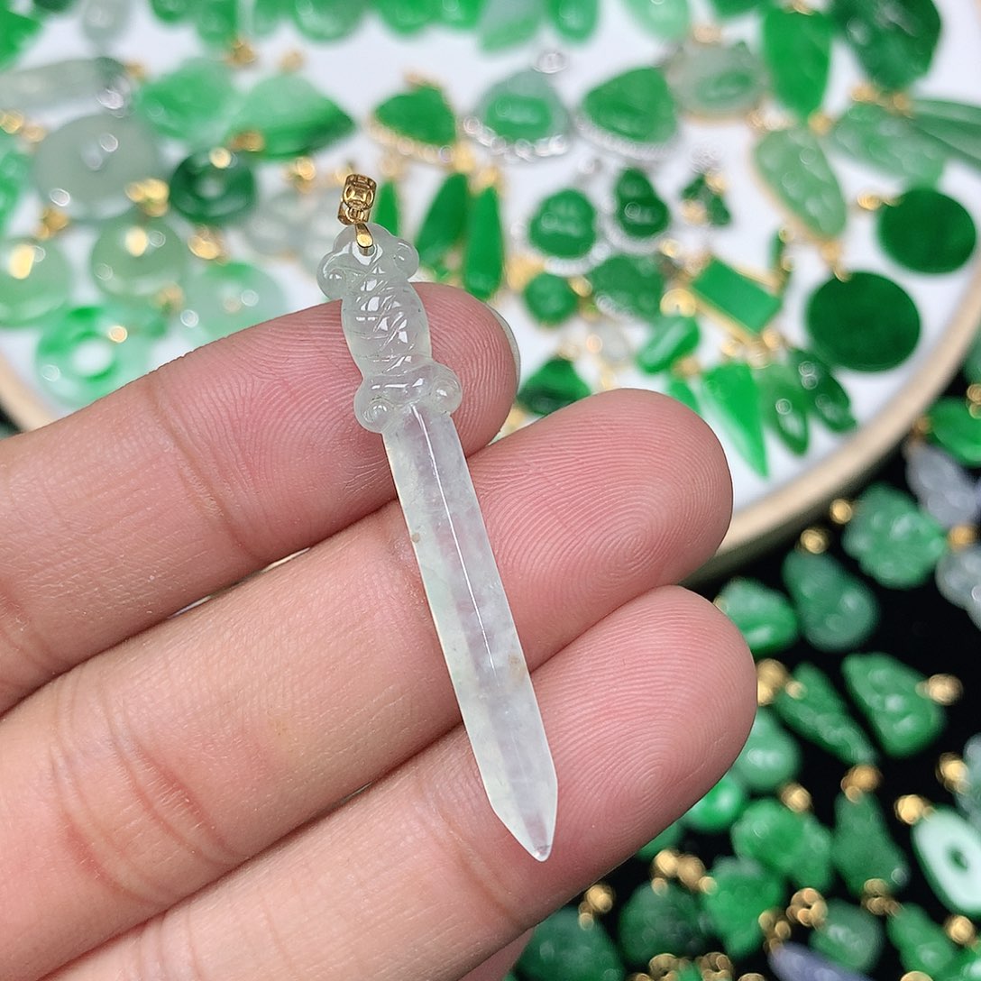 翡翠颈饰18K金镶嵌小巧精美冰种宝剑