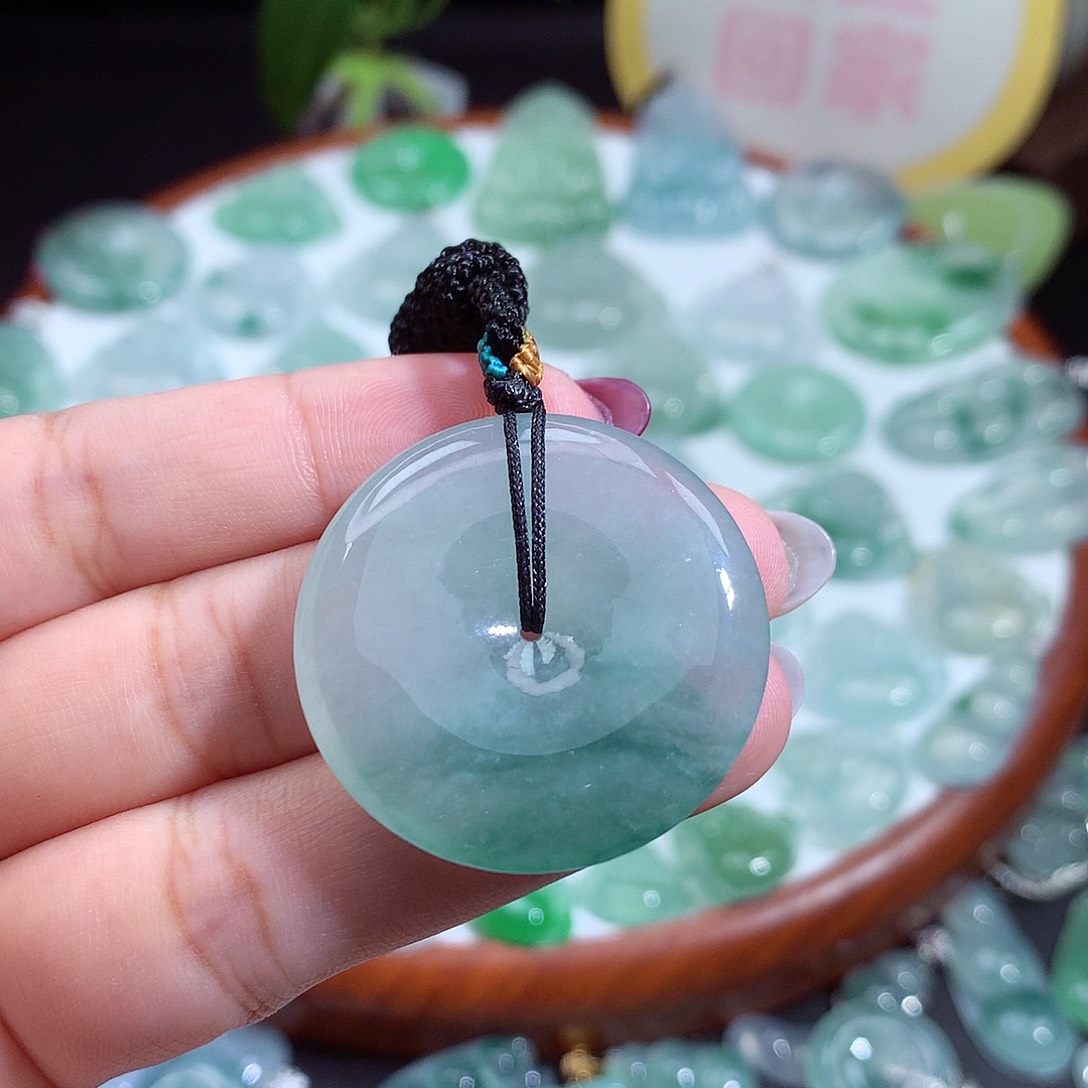 是***呀翡翠未镶嵌颈饰平安