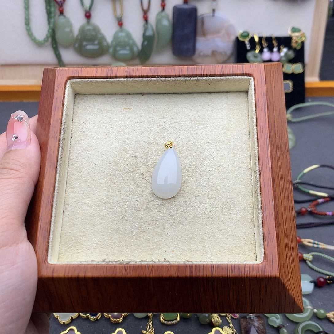 和田玉吊坠(不含链)18K金镶嵌