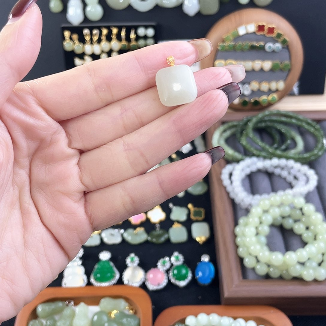 和田玉（糖玉）颈饰18K金镶嵌