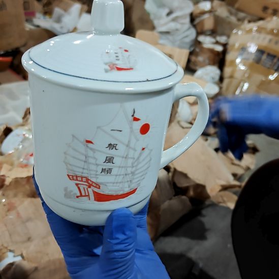 摆件盘子碗茶壶啥都有