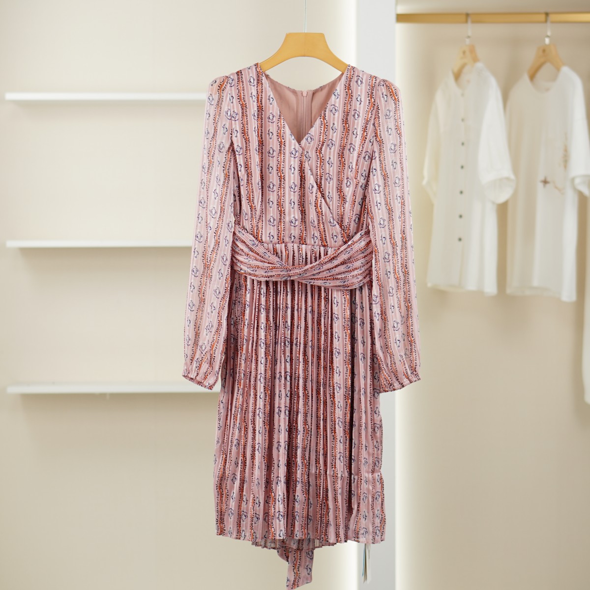 麦迪尚品【华】5052402 春季时尚气质V领连衣裙品牌撤柜女装折扣